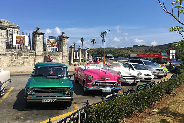 Como puedes ver hay autos viejos, clásicos antiguos, modernos y hasta un bus turístico. Foto © Silvia Lucero