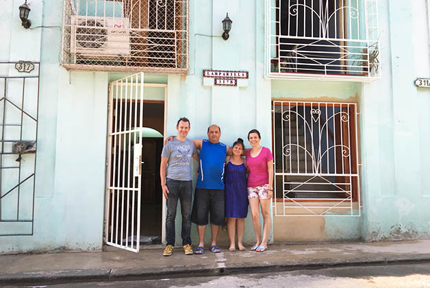 Con William y Carmen afuera de su casa en La Habana Vieja. Foto © Silvia Lucero