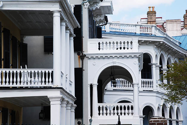 Balcones en mansiones. Foto © Silvia Lucero