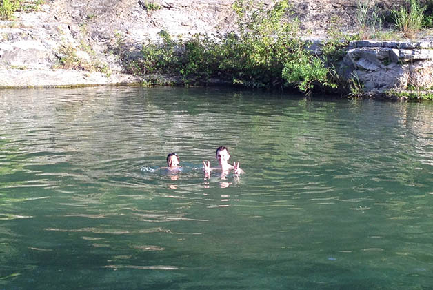 Pau y Patrick en el agua. Foto © Silvia Lucero