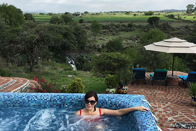 Como iba lastimada del cuello no pude montar, pero sí relajarme en el jacuzzi con vistas a la cascada. Foto © Patrick Mreyen