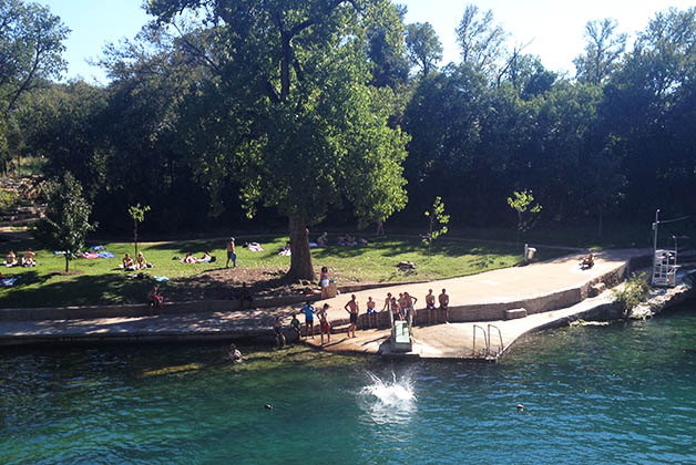 Barton Springs Pool en el Zilker Park de Austin. Foto © Silvia Lucero 