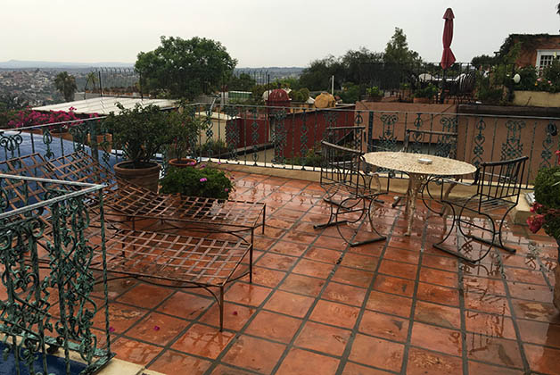 Terraza principal sólo que nos llovió un poco a nuestra llegada a San Miguel de Allende. Foto © Silvia Lucero