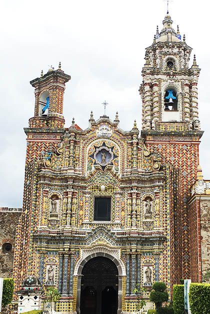 La impresionante fachada del Templo de Acatepec. Foto © Silvia Lucero