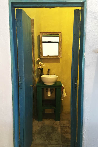 Entrada al baño. Estaba muy amplio y cómodo, pero me gustó como han pintado las puertas y ventanas en tonos azules y verdes. Foto © Silvia Lucero