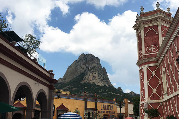 Bernal, con su peña al fondo. Es maravilloso. Foto © Silvia Lucero