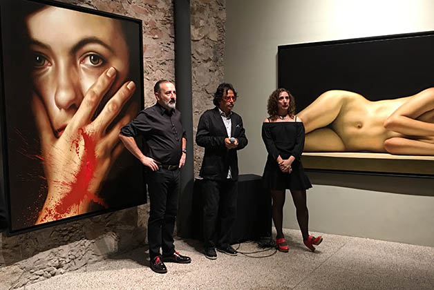 En la Fundación Museo Santiago Carbonell, el pintor a la izquierda y atrás sus obras. Foto © Silvia Lucero