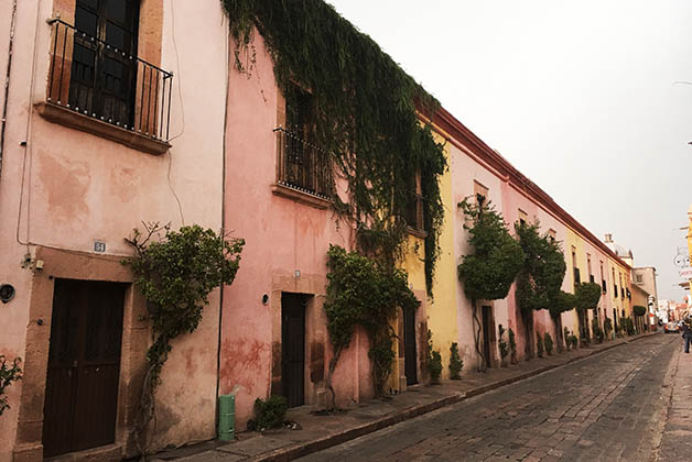 Esta calle del centro histórico me encantó con sus casas en diferentes tonos pastel. Foto © Silvia Lucero