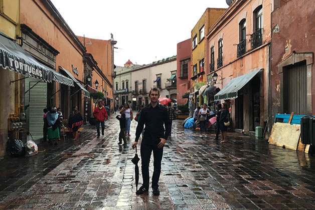 La lluvia no nos detuvo para salir a caminar por el centro histórico. Foto © Silvia Lucero