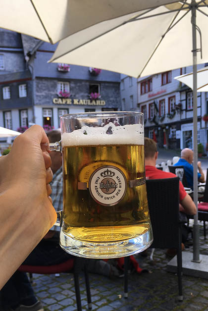 Una cerveza alemana bien merecida, después de los primeros 24 kilómetros de camino. Foto © Silvia Lucero