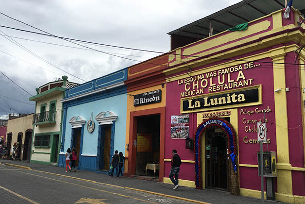 Calle en Cholula. Foto © Silvia Lucero