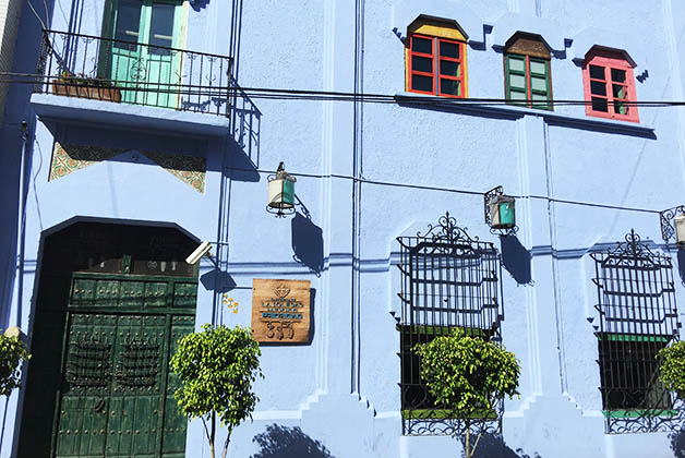 Exterior del Mesón de la Sacristía, muy bonito donde predominan los tonos azules. Foto © Patrick Mreyen