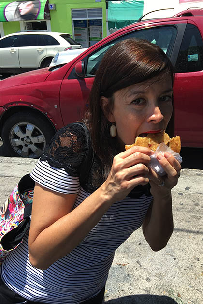 Comiendo gorditas de migajas afuera del mercado La Cruz. Foto © Patrick Mreyen 