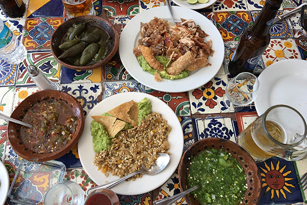 Comida en la Hacienda los Laureles, donde probamos los escamoles (larva de hormiga considerada el caviar mexicano). Foto © Patrick Mreyen