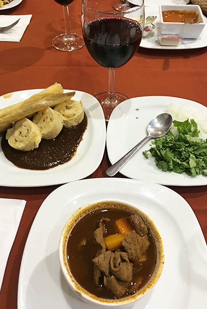 Degustación en el restaurante K'pucinos en Tequisquiapan. Estos moles eran algunos de los platos, acompañados de vinos mexicanos. Foto © Silvia Lucero