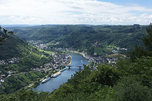 Vista panorámica desde el parque Klotti hacia Cochem y el valle de Mosela. Foto © Silvia Lucero