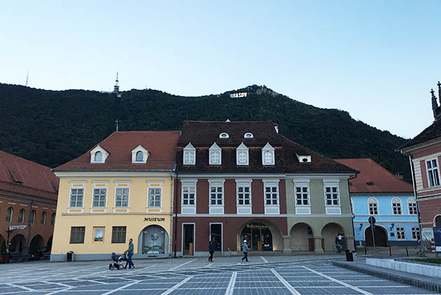 El nombre de Brasov figura en lo alto de la montaña. Foto © Silvia Lucero