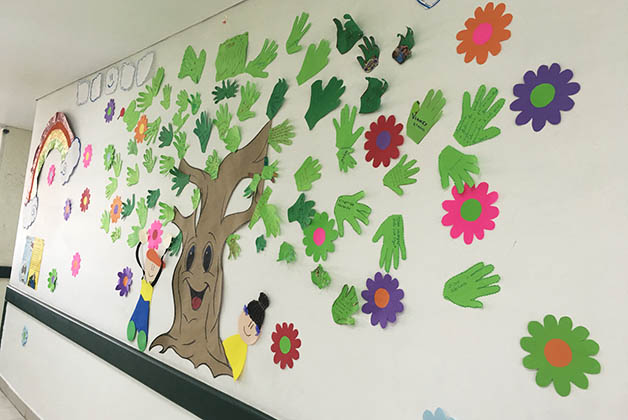 Una pared dedicada a los trabajos de los niños. Ese día tenían manos con mensajes positivos. Foto © Silvia Lucero