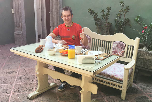Patrick feliz con su desayuno. Foto © Silvia Lucero