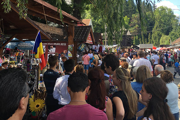 Tremenda fila nos tocó para entra al Castillo de Bran. Foto © Silvia Lucero