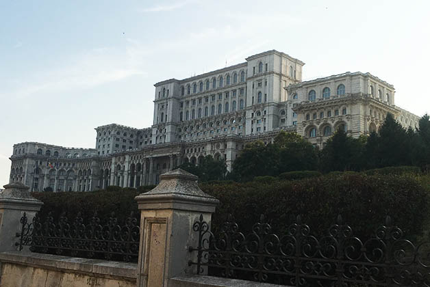 El inmenso Palacio del Parlamento de Rumania. Foto © Silvia Lucero