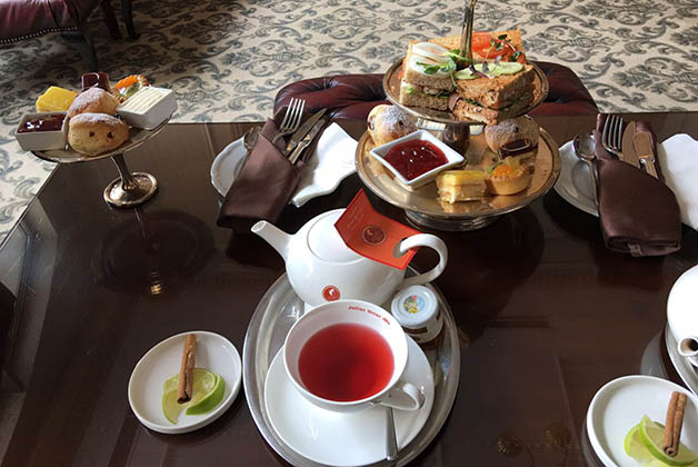 Entre té y pastelitos en el histórico y lujoso Grand Hotel Continental. Foto © Silvia Lucero