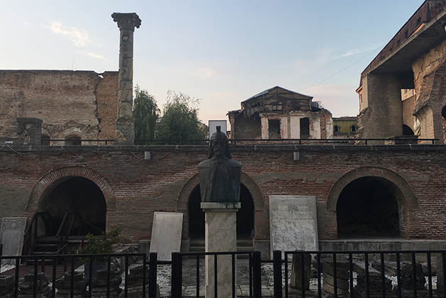 Monumento a Vlad el Empaladro en las ruinas de Curtea Veche. Foto © Silvia Lucero