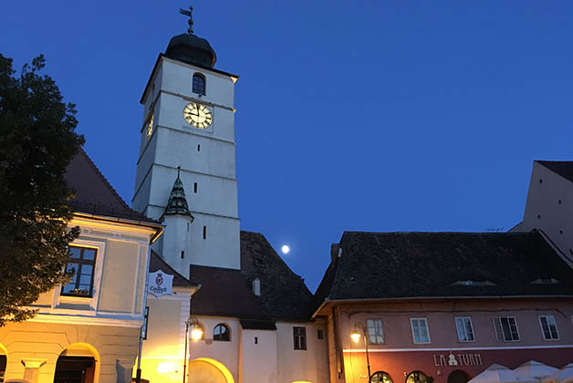 La noche era perfecta en Sibiu, con sus edificios iluminados. Foto © Silvia Lucero