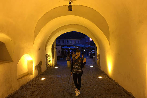 El túnel que se encuentra bajo la Torre del Consejo y que comunica a la Plaza Grande con la Plaza Chica. Foto © Patrick Mreyen