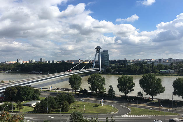 Vistas al Danubio y al UFO desde el castillo. Foto © Silvia Lucero