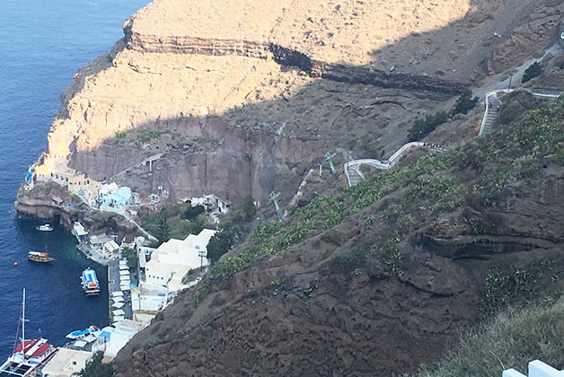 Ese era el antiguo puerto, donde los turistas también tienen la opción de subir en burro ¡pobres burros!. Ahora llegas a un nuevo puerto más amplio y donde solo subes o en autobús o auto. Foto © Silvia Lucero