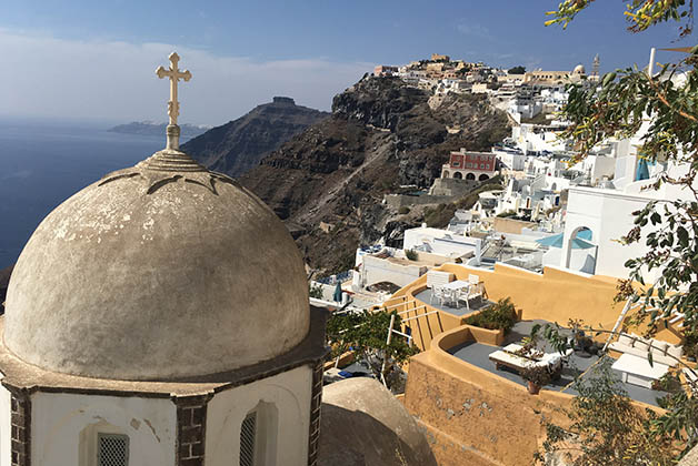 En busca de nuestro hotel en Fira. Foto © Silvia Lucero