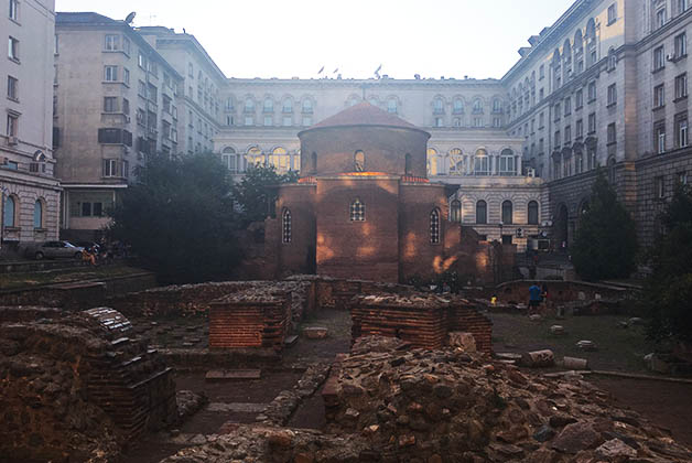 En el patio interior del Palacio de Gobierno, se encuentra la iglesia ortodoxa de San Jorge, que escondieron durante el régimen comunista. Foto © Silvia Lucero