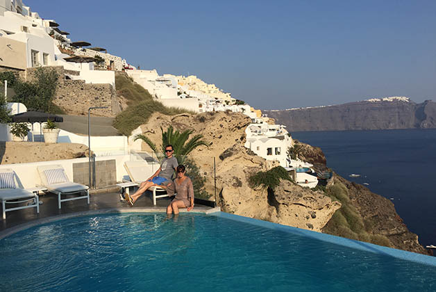 En la piscina de nuestro hotel en Oia, el Secret Santorini Suites & Spa. Foto © La Trotamundos