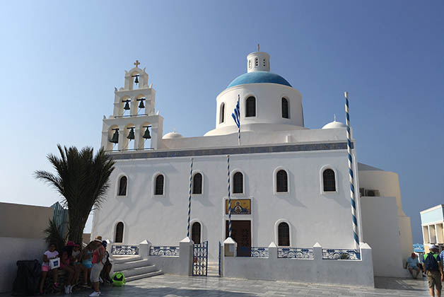 Catedral ortodoxa de Oia. En esa plaza se grabó una de las escenas de la película Mamma Mia! Foto © Silvia Lucero