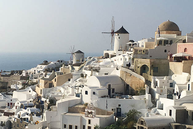 Molinos de viento en Oia. Para verlos tienes que caminar hasta el final del pueblo. Foto © Silvia Lucero