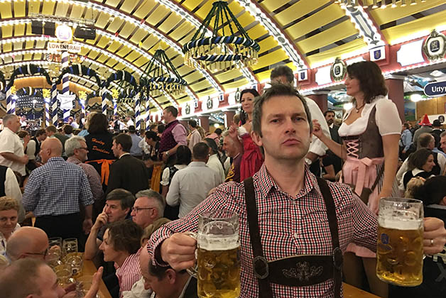 Bebiendo en el Löwenbräu. Foto © Silvia Lucero