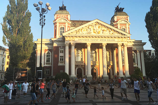 Gente bailando afuera del Teatro Nacional Iván Vazov. Foto © Silvia Lucero