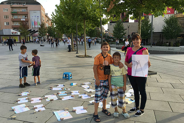 Con los dos pequeños pintores en Pristina. Foto © Patrick Mreyen