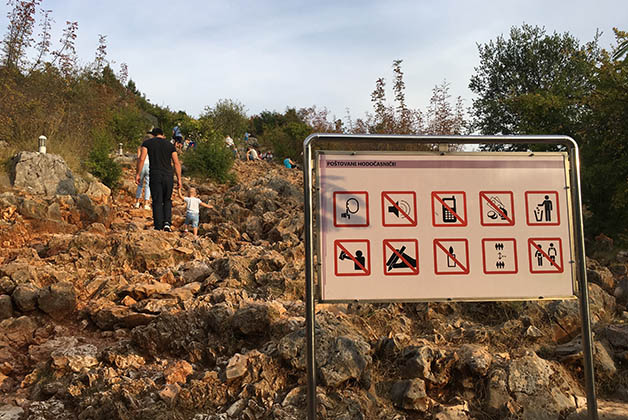 El ascenso al monte, lleno de piedras filosas. Foto © Silvia Lucero