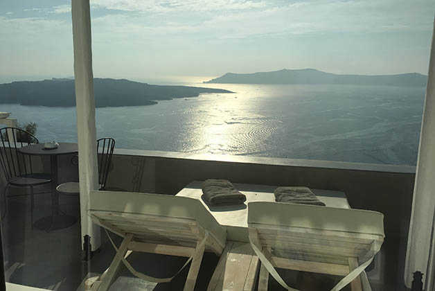 Nuestra terraza en el Santorini Honeymoon Suites en Fira. Foto © Silvia Lucero