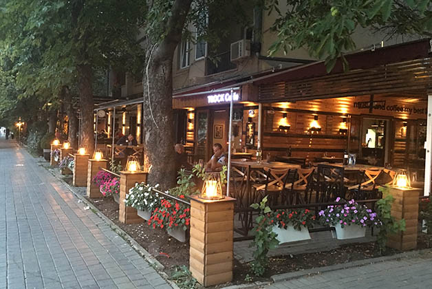 En Pristina hay varias zonas con restaurantes y bares modernos y muy bonitos. Foto © Silvia Lucero