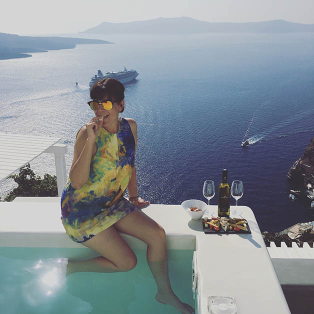 Difrutando de los quesos, el sol, la vista, del simple hecho de estar en Santorini. Foto © Patrick Mreyen