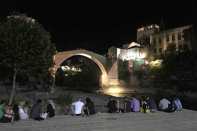 Abajo del puente es el punto de reunión de los jóvenes. Foto © Silvia Lucero