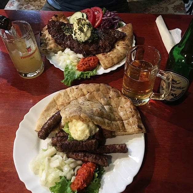 Probando los dos platos tradicionales Cevapcici y el Pljeskavica. Foto © Silvia Lucero