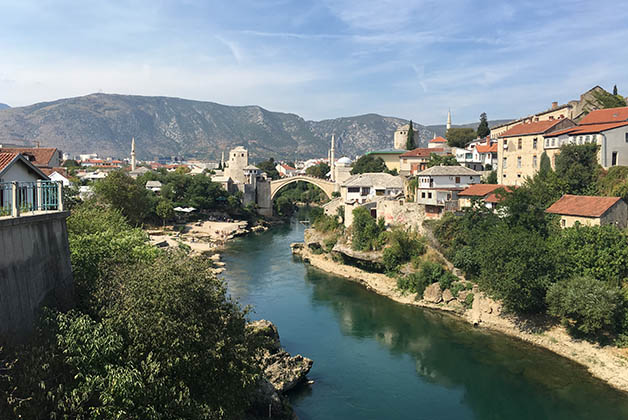 Mostar con su famoso puente al fondo. Foto © Silvia Lucero