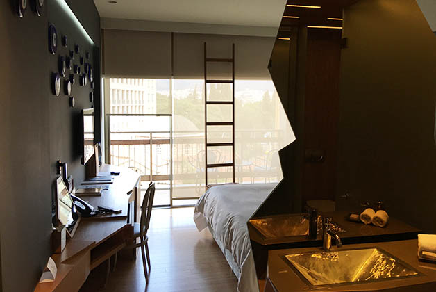 Nuestra habitación era preciosa, como en todo el hotel, predominaba el dorado y la madera. Foto © Patrick Mreyen