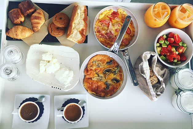 Nuestro desayuno griego. Foto © Silvia Lucero