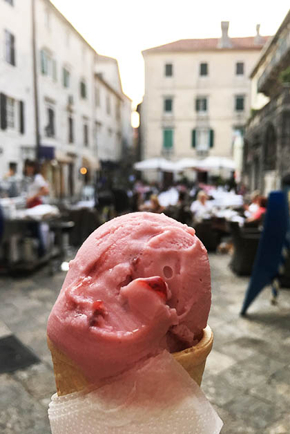 Helado de granada. Foto © Silvia Lucero