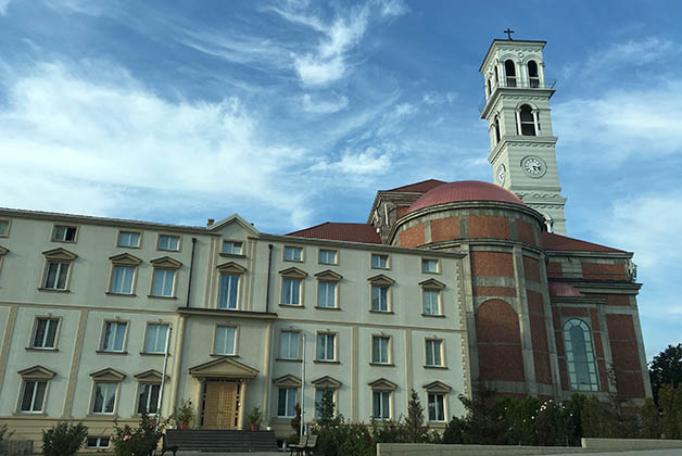 Catedral de la Madre Teresa en Pristina. Foto © Silvia Lucero